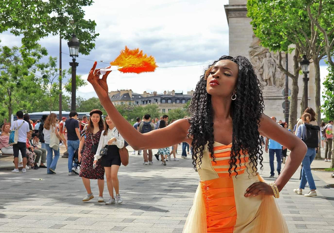 La robe orange ensoleillée